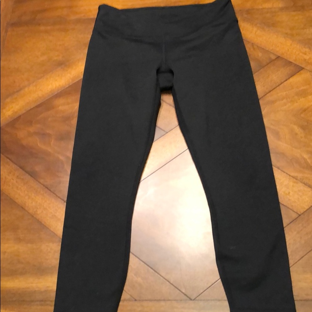 XS Fabletics Black Cropped Leggings
